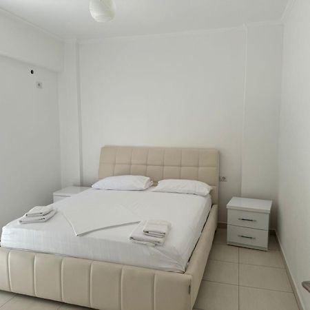 Xhulio Apartments Sarandë Eksteriør billede