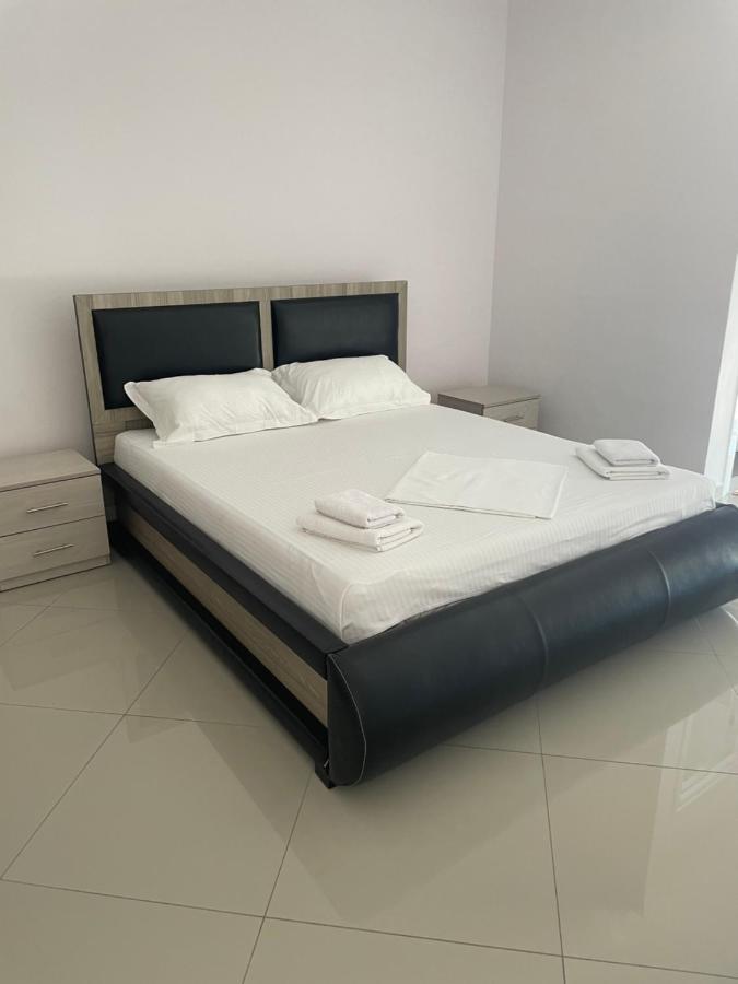 Xhulio Apartments Sarandë Eksteriør billede