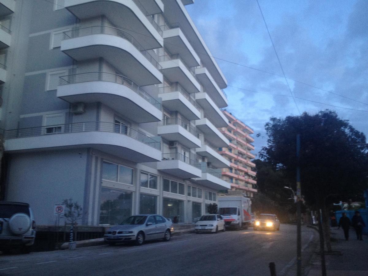 Xhulio Apartments Sarandë Eksteriør billede